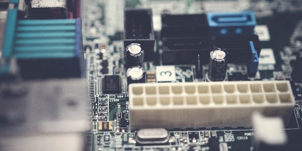 4月12日，白宮召開半導體峰會，19家知名企業出席會議